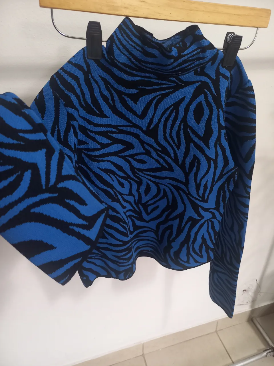 Sweater de cuello alto con estampado de cebra en azul y negro. Ideal para un look moderno y abrigado.