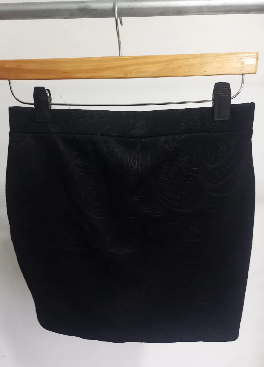 Pollera negra de la marca Vero Moda, con diseño en relieve. Talle M. Ideal para un look elegante.