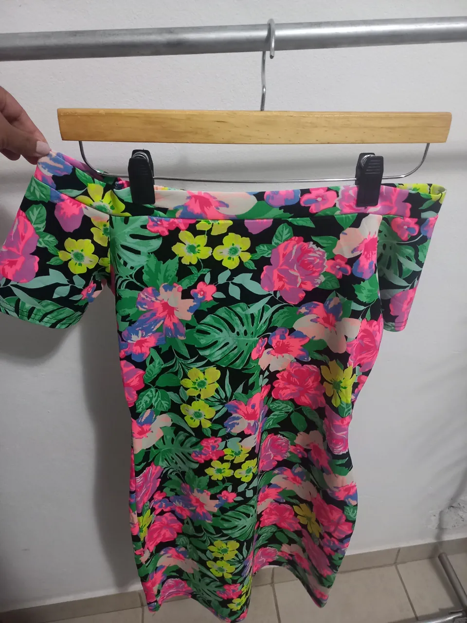 Vestido mini con estampado floral vibrante, ideal para un look de fiesta o salida. Confeccionado en tela suave y cómoda, este vestido sin mangas presenta un diseño off-shoulder que realza los hombros. Perfecto para lucir un estilo fresco y moderno.