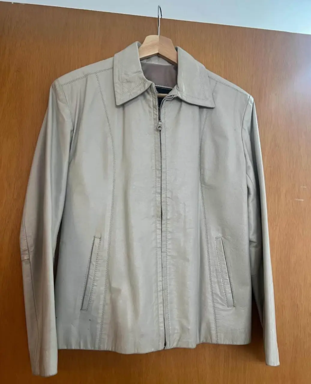 Campera de cuero sintético color crudo para hombre. Diseño clásico con cierre y bolsillos. Ideal para un look casual y moderno.