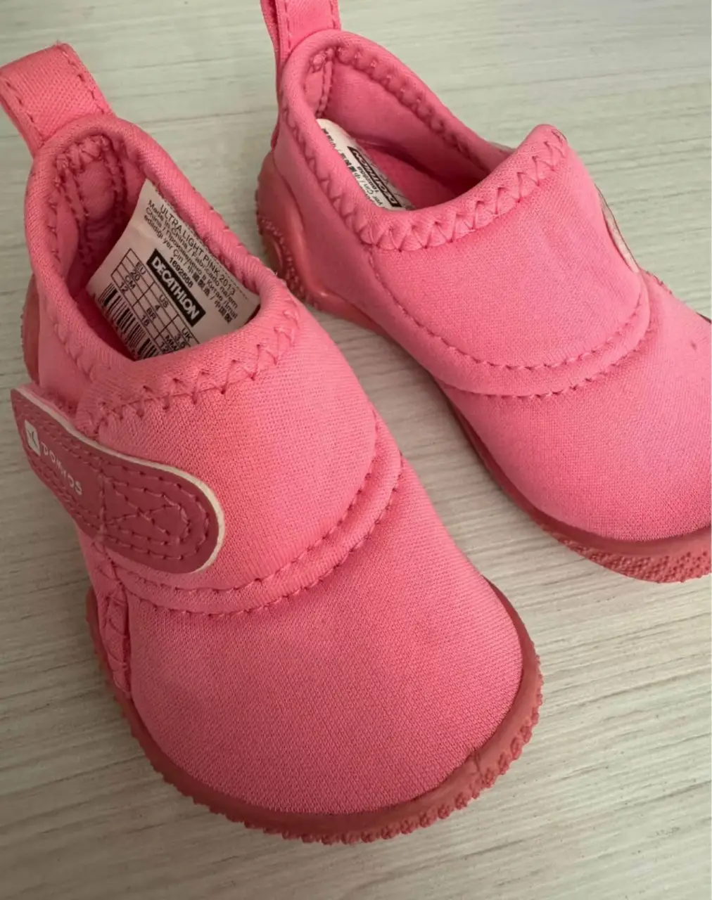 Zapatillas de agua rosas para niña, ideales para la playa o la pileta. Marca Decathlon, talle 20.