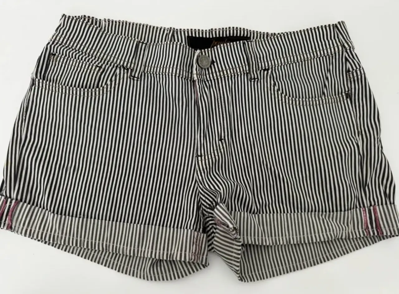 Short de jean a rayas verticales en blanco y negro, con dobladillo en la basta. Talle 30, de la marca Paula Jeans.
