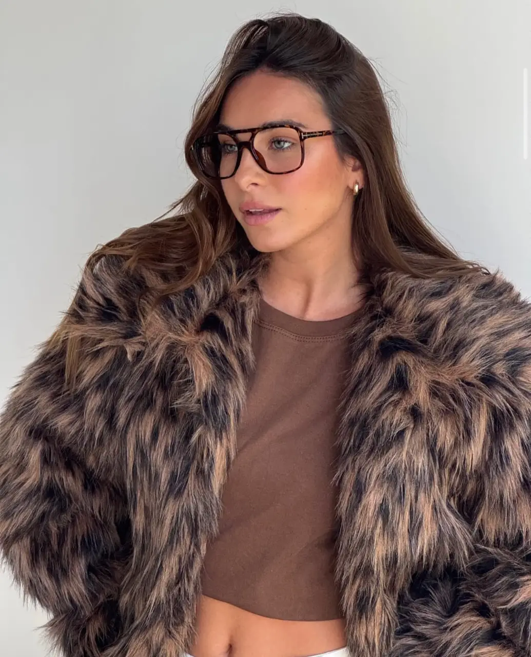 Tapado de piel sintética con estampado animal print. Ideal para un look de fiesta o salida.