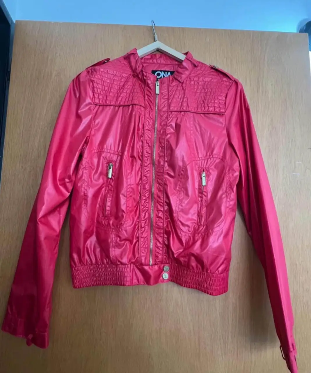 Campera bomber roja para mujer, con cierre y bolsillos. Ideal para un look casual y moderno.