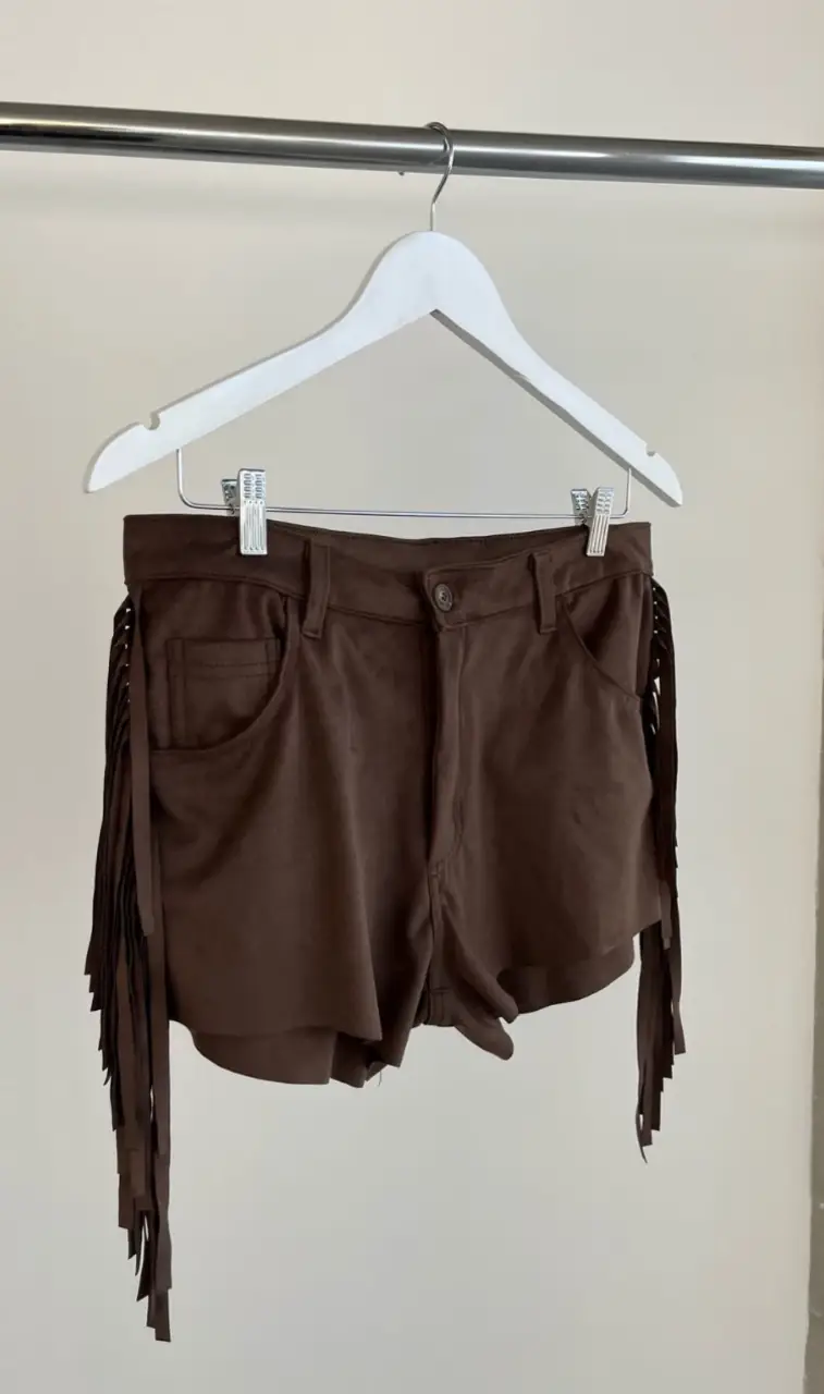 Short de tiro alto de gamuza marrón con flecos en los laterales. Ideal para un look boho y festivalero.