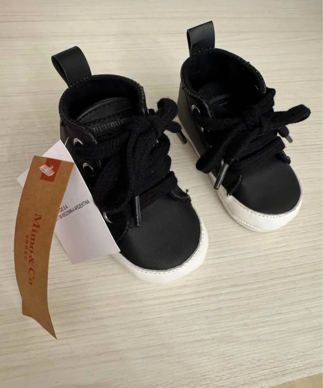 Botitas Mini Star negras para bebé, con cordones y suela blanca. Talle 18.