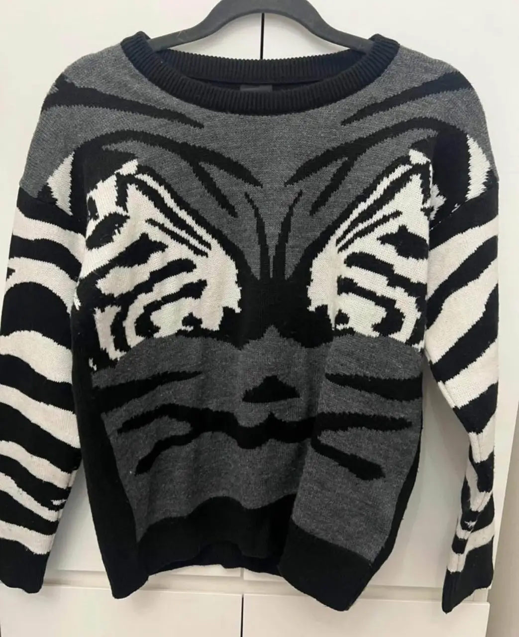 Sweater de hombre con diseño de tigre en blanco y negro. Ideal para un look casual y canchero.