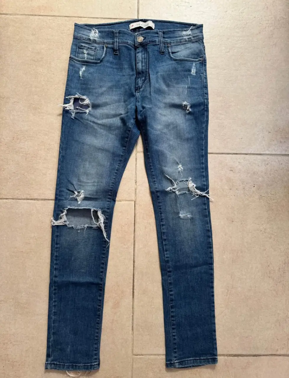 Jeans de hombre con roturas, tiro medio y corte recto. Talle 32. Marca Ver al Diablo.