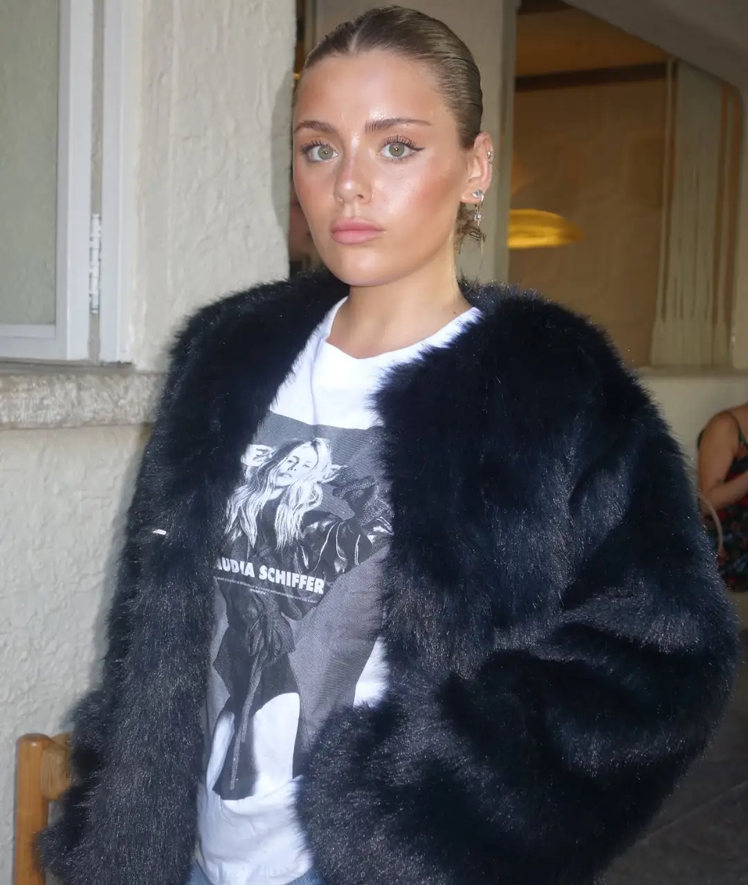 Tapado de piel sintética negro, ideal para un look sofisticado y abrigado. Perfecto para combinar con un outfit casual o para darle un toque glam a tu look de fiesta.