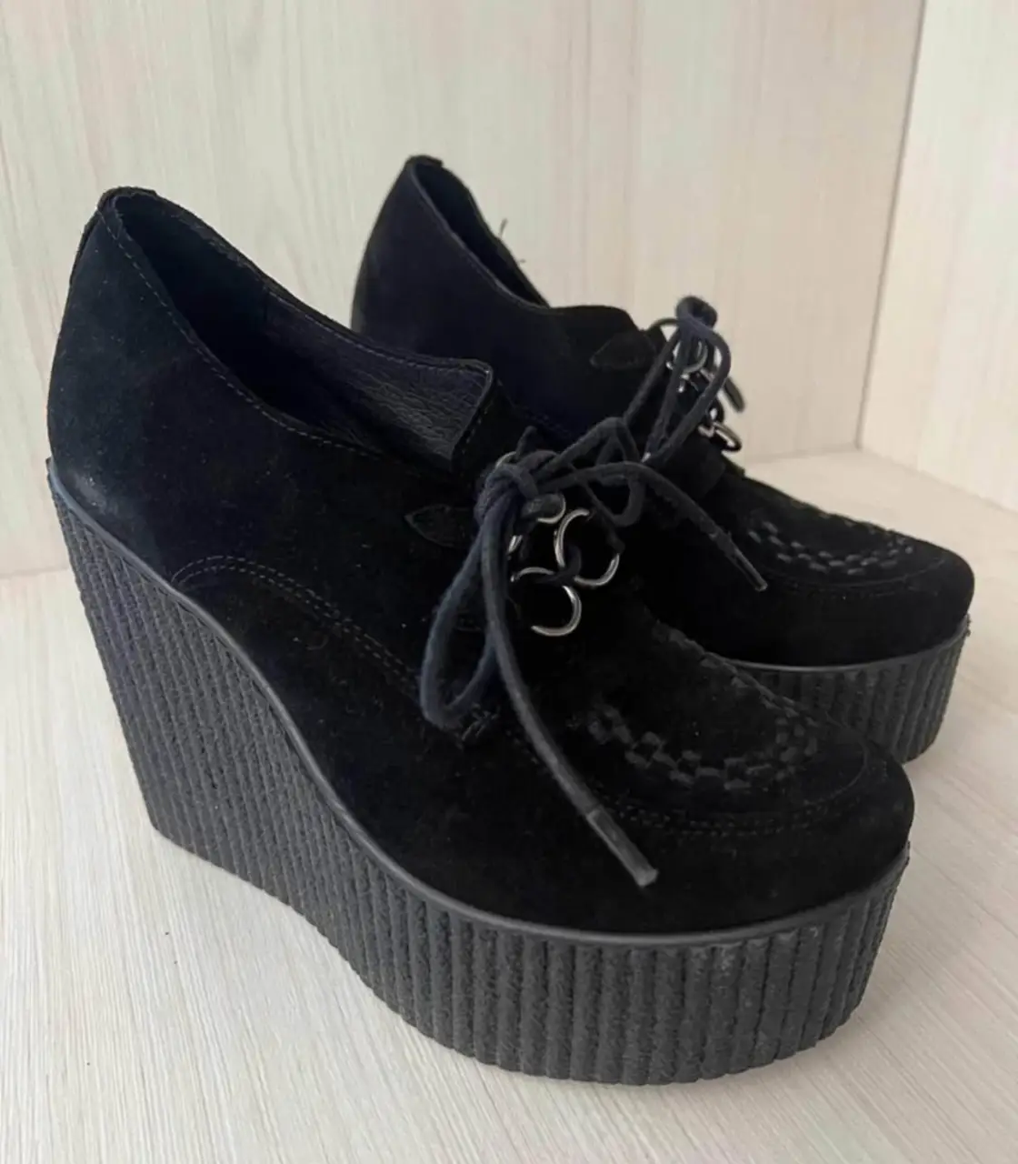Botines de plataforma negros de gamuza con cordones y detalles en la puntera. Ideales para un look rocker o casual.