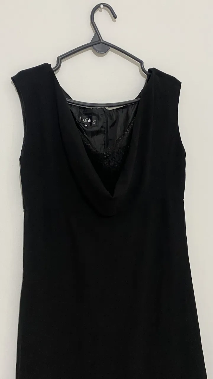 Vestido negro elegante con detalles de lentejuelas en la parte superior. Ideal para eventos formales o fiestas.