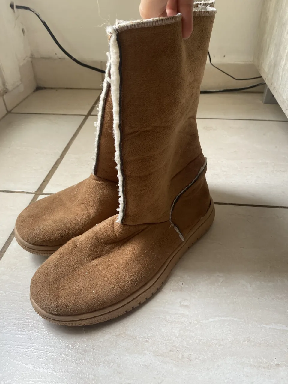 Botas de abrigo súper cómodas y calentitas, ideales para los días fríos. Su diseño es súper versátil y combina con todo. Perfectas para estar en casa o para salir a dar un paseo.