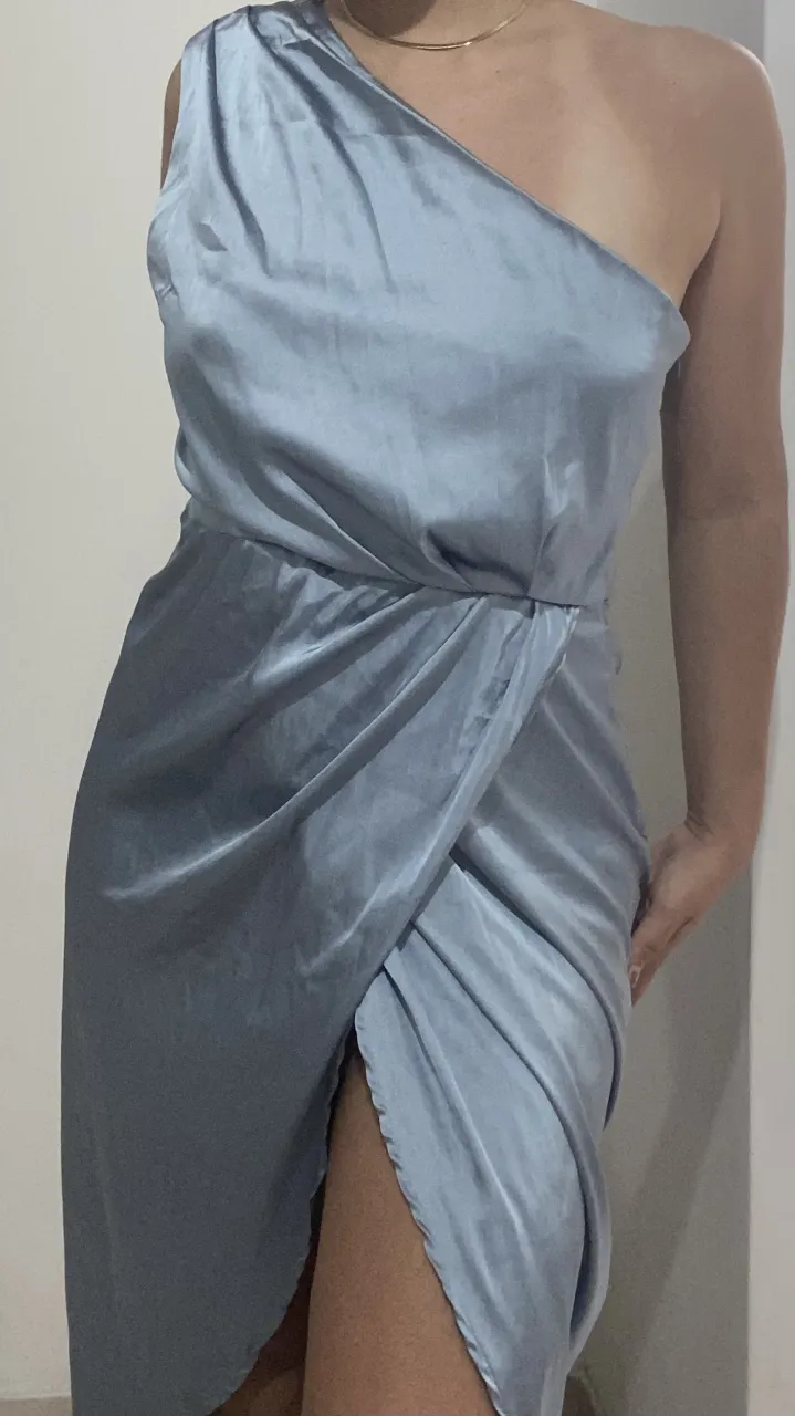 Vestido largo de seda, con un solo hombro y drapeado frontal. Ideal para eventos formales o una noche especial.