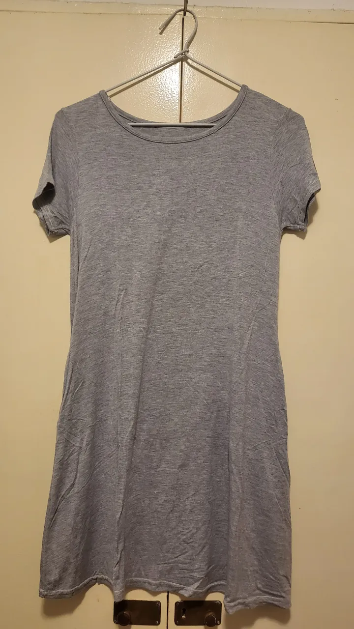Lote de 3 vestidos cortos, ideales para el día a día. Incluye una gris lisa, una amarilla con detalles en cuello y mangas, y una a rayas blancas y negras. Perfectas para combinar con cualquier outfit. 13.000 cada uno o los 3 por 30.000