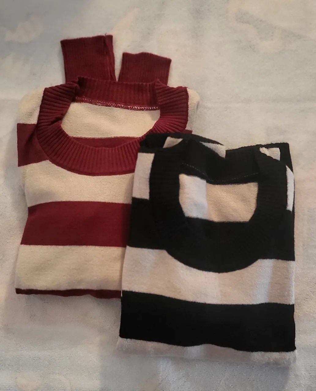 Sweaters a rayas, uno en color bordó y blanco, y el otro en negro y blanco. Ideales para un look casual y abrigado. Se venden por separado 15.000 pesos cada uno.