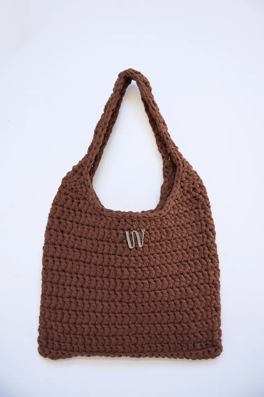 Bolso tejido a mano en color marrón, ideal para llevar todo lo que necesitas con estilo. Perfecto para un look casual y cómodo.