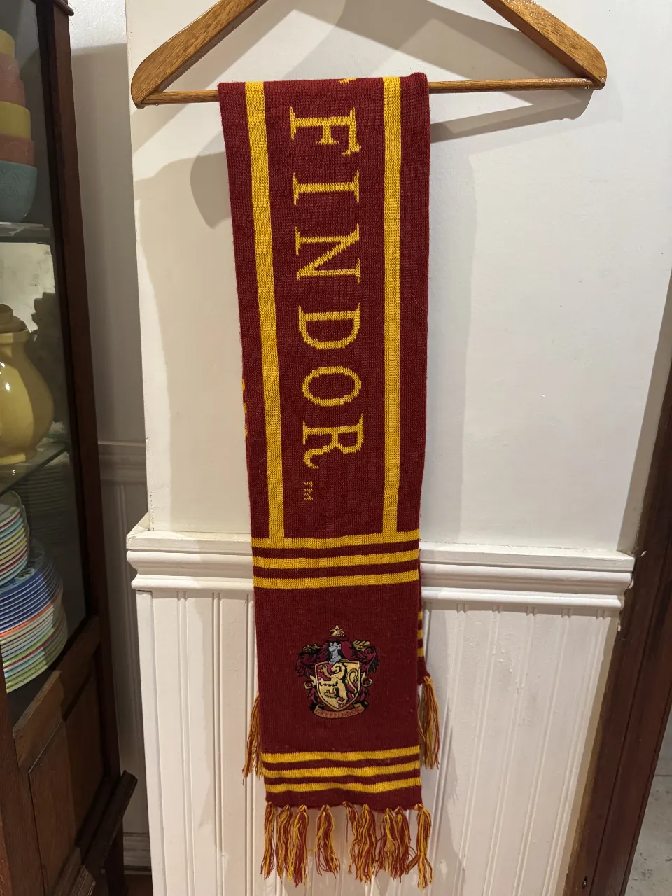 Bufanda de la casa Gryffindor de Harry Potter, con los colores característicos y el escudo bordado. Ideal para fanáticos de la saga.Original traída de Orlando.