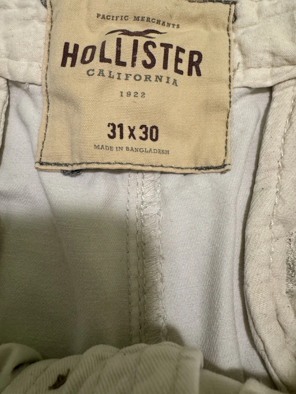 Pantalón chino Hollister color crudo, talle 31x30. Ideal para un look casual y cómodo.