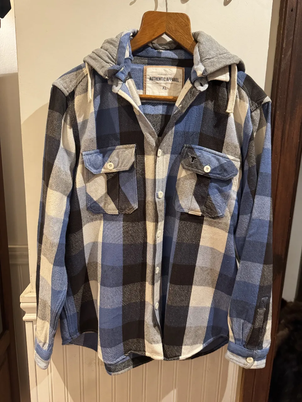 Camisa a cuadros con capucha de hombre, de la marca Authentic Apparel. Talle XL. Ideal para un look casual y abrigado.
