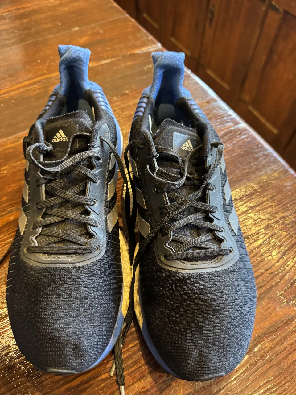 Zapatillas Adidas Solar Glide 19 para hombre, color negro con detalles en azul. Ideales para running y entrenamiento.