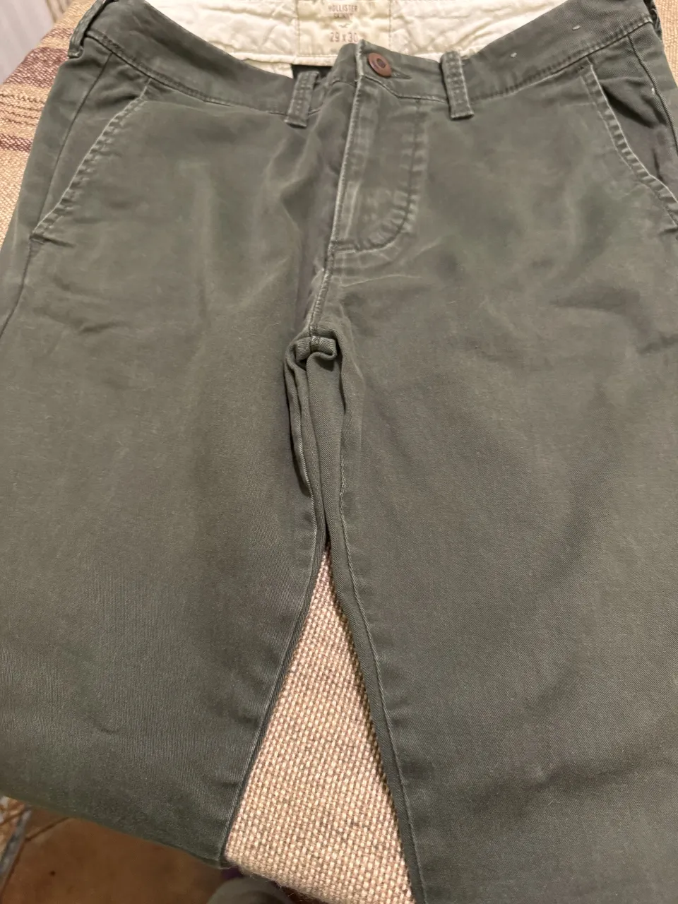 Pantalón chino Hollister Skinny verde oscuro, talle 29x30. Ideal para un look casual y cómodo.