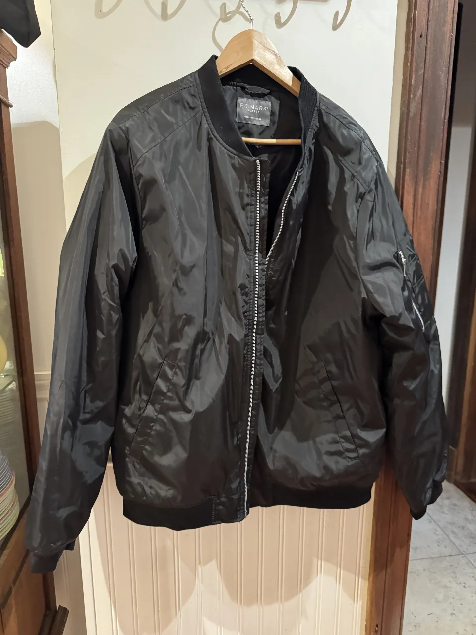 Campera bomber negra de hombre, con cierre y bolsillos. Marca Primark, talle XL.