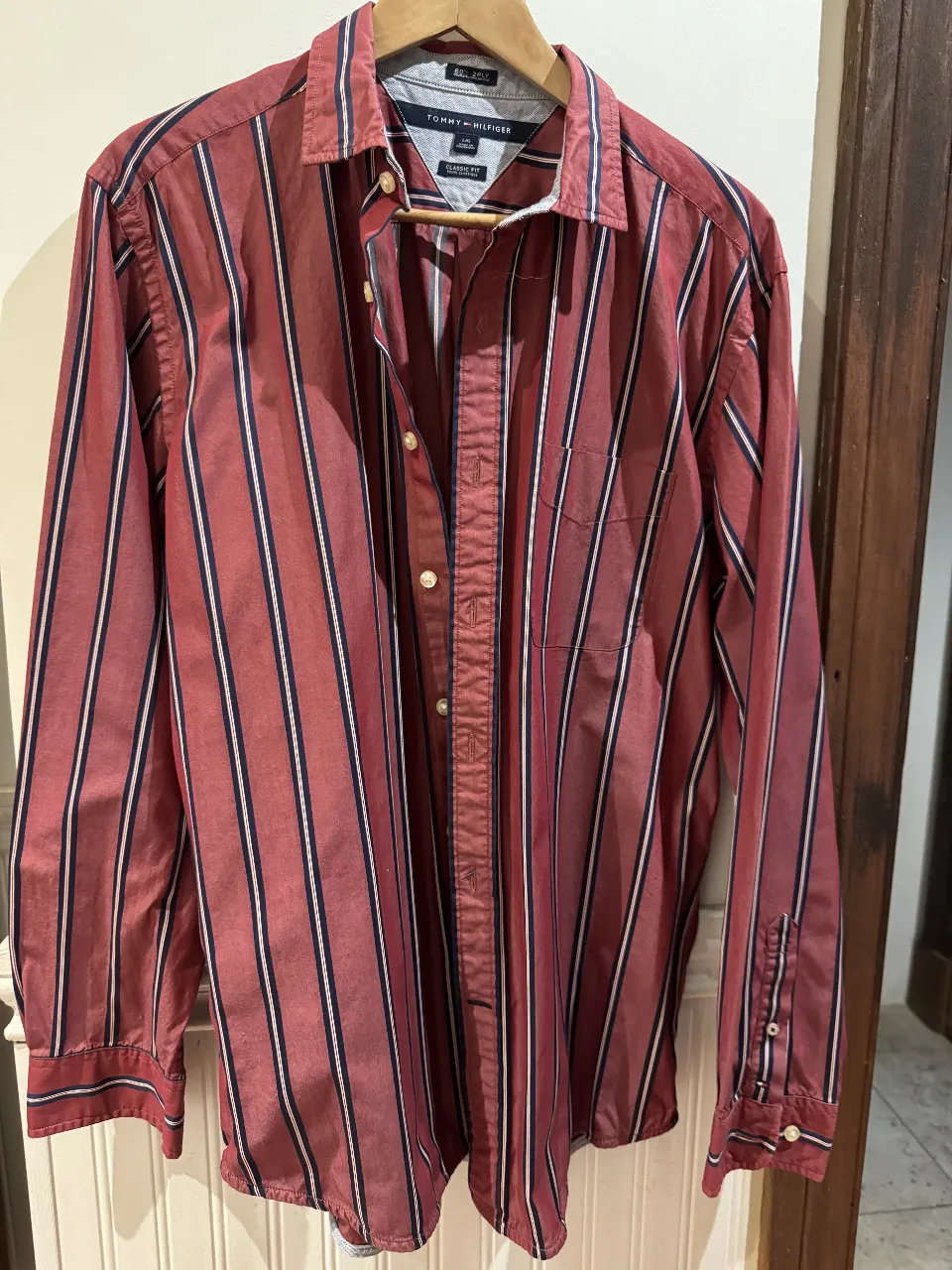Camisa Tommy Hilfiger a rayas rojas y blancas, manga larga, corte clásico. Ideal para un look casual o semi formal.