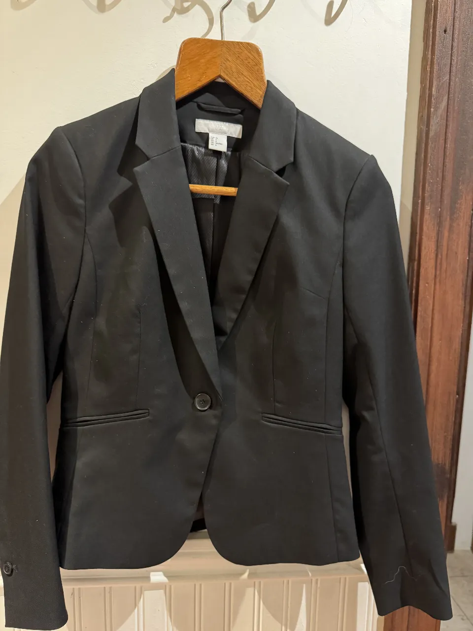 Blazer negro de mujer, de la marca H&M. Talle 6 US. Ideal para un look formal o de trabajo.