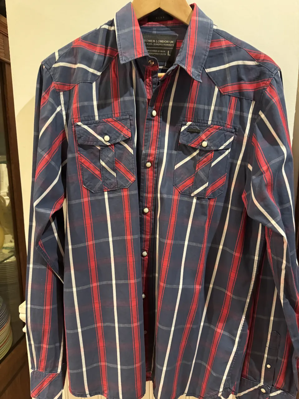 Camisa a cuadros Bowen London UK, manga larga, con bolsillos en el pecho. Ideal para un look casual y canchero.