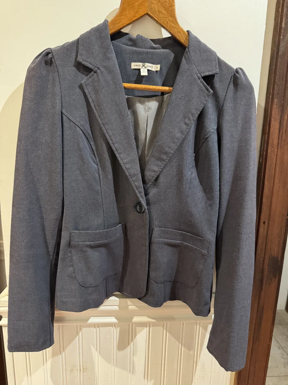 Blazer de mujer color gris, con un botón y bolsillos delanteros. Marca Have & Have, talle S. Ideal para un look formal o de trabajo.