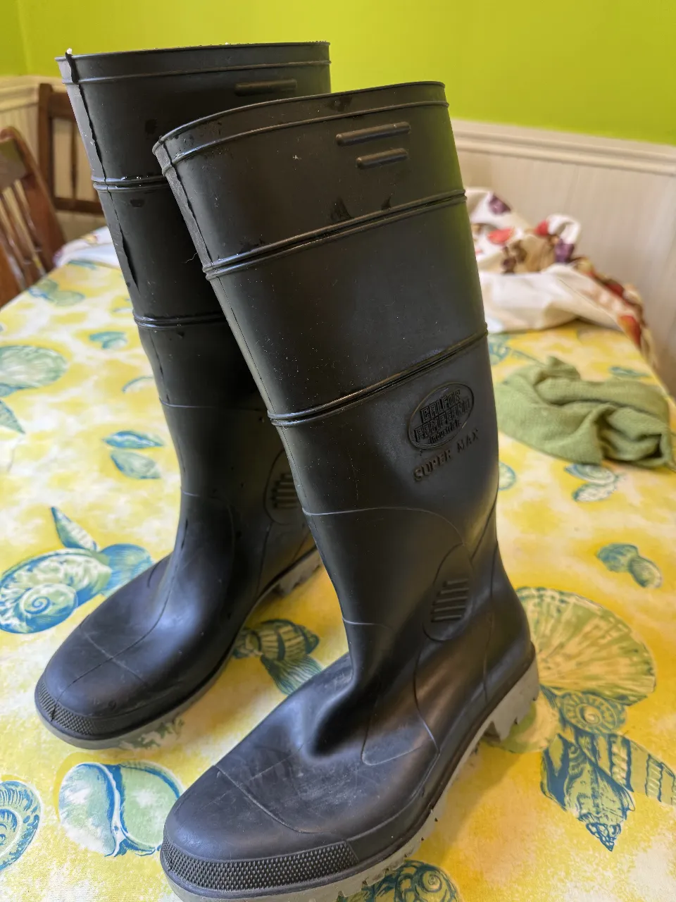 Botas de lluvia negras de caña alta, marca CALFOR PAMPERNA SUPER MAX, ideales para proteger tus pies en días lluviosos. Perfectas para trabajos en exteriores o actividades que requieran impermeabilidad.