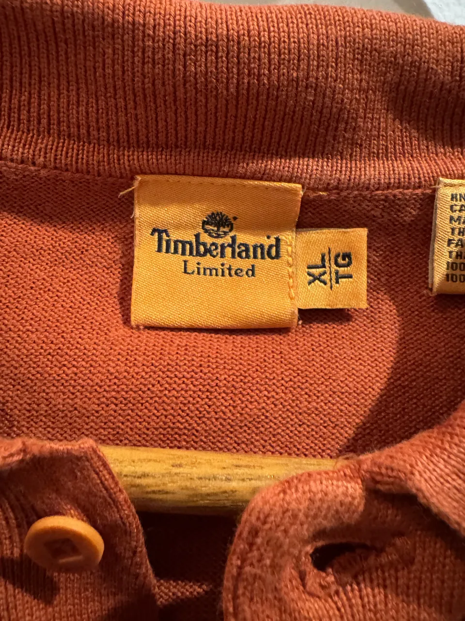 Sweater tipo polo de la marca Timberland, color naranja, talle XL. Ideal para un look casual y cómodo.