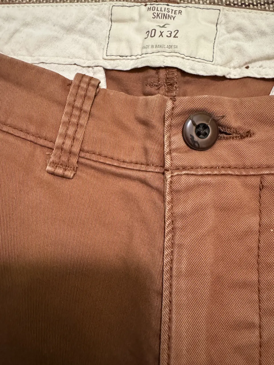 Pantalón chino Hollister Skinny color marrón, talle 30x32. Ideal para un look casual y cómodo.