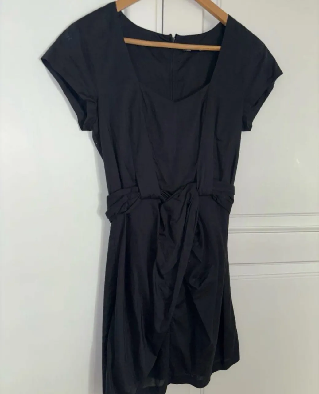 Vestido negro corto con lazo en la cintura y cierre en la espalda. Solo una hora de uso, como nuevo. 