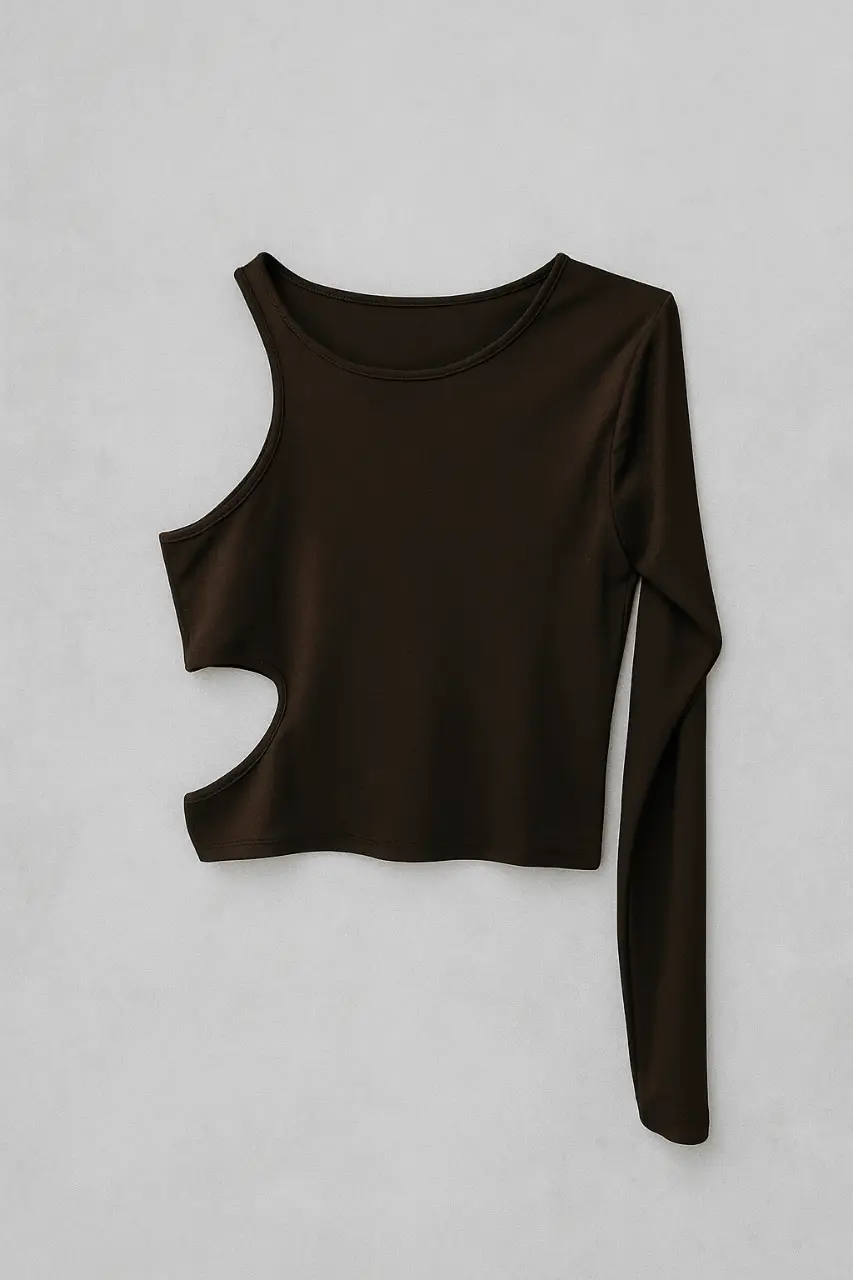 Top manga larga con un hombro descubierto y aberturas laterales. Ideal para un look moderno y audaz.