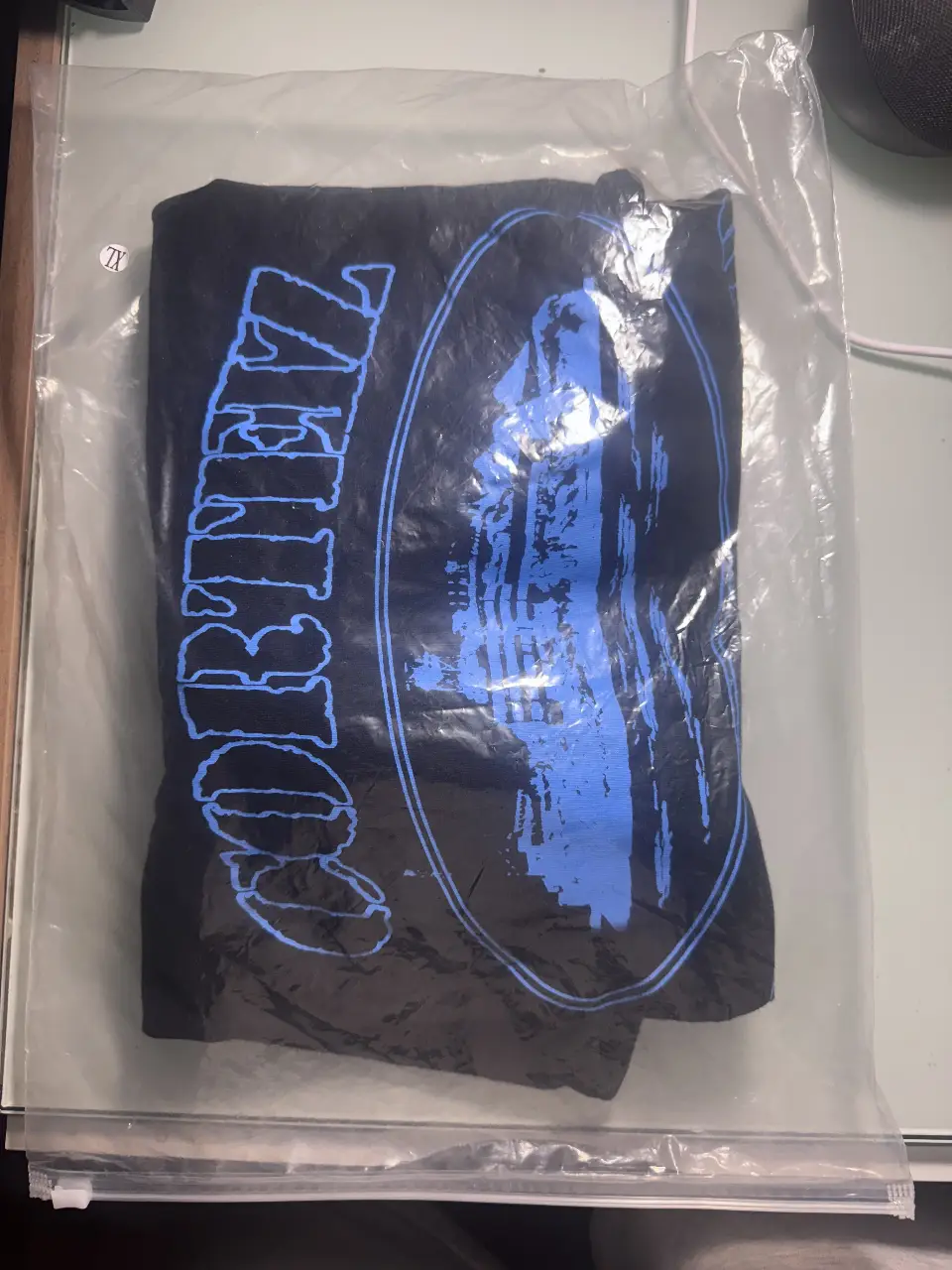 Remera negra de hombre con estampado "CORTEZ RULES THE WORLD" en color azul. Ideal para un look urbano y moderno.