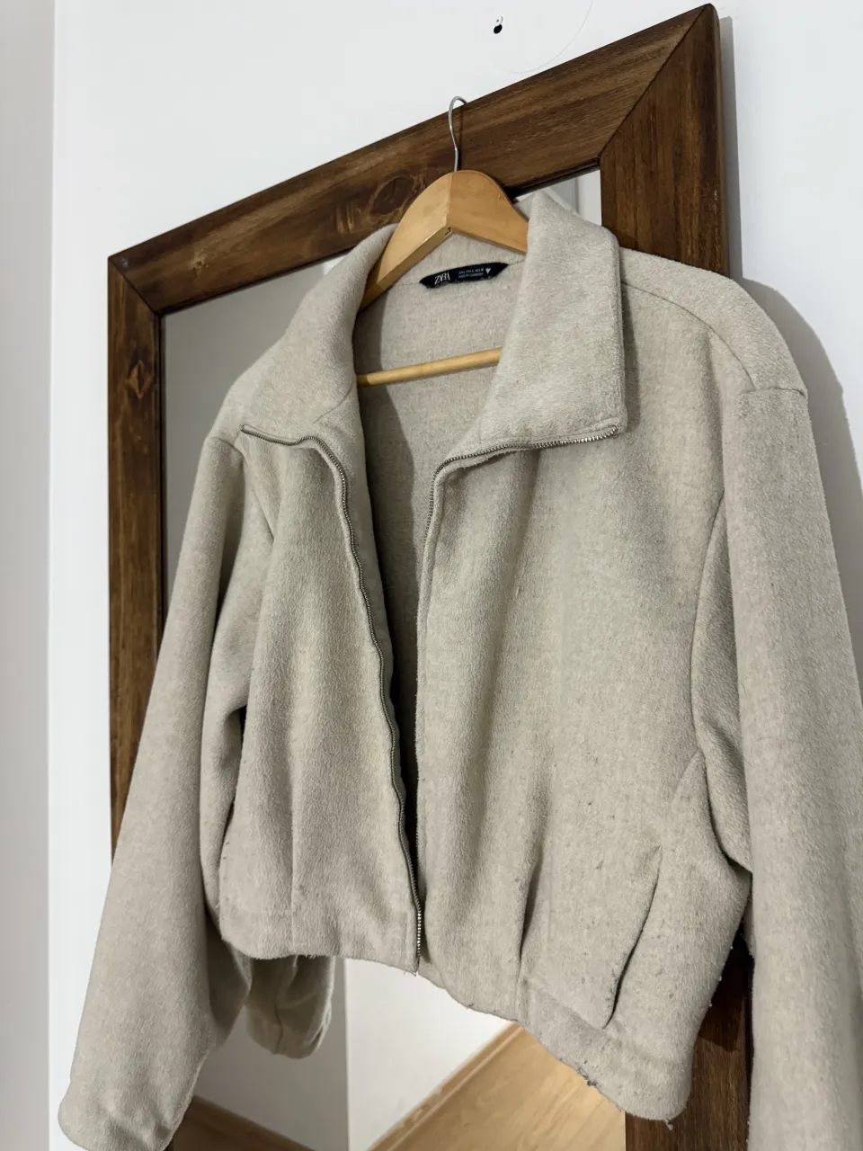 Campera corta de micropolar color crudo, con cierre al frente y bolsillos laterales. Ideal para un look casual y abrigado.