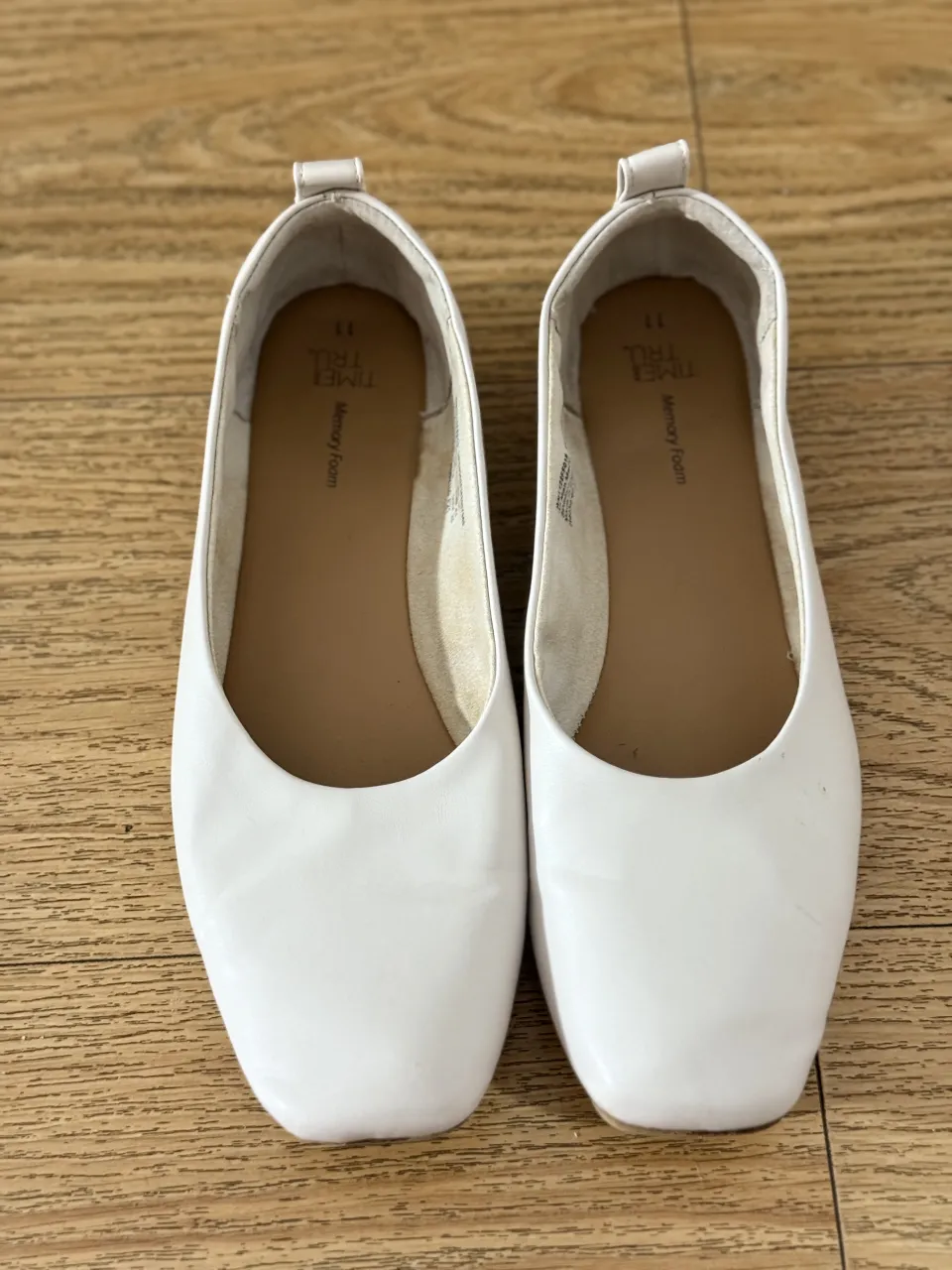 Zapatos planos blancos, súper cómodos y versátiles. Ideales para el día a día o para complementar un look más arreglado. Su diseño minimalista los hace perfectos para combinar con todo.