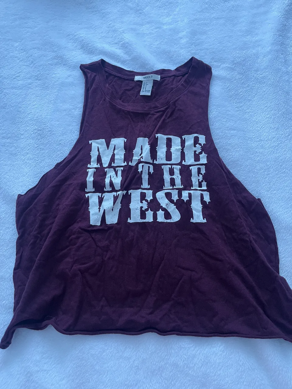 Musculosa de mujer, color borravino, con estampado "MADE IN THE WEST" en blanco. Ideal para un look casual y cómodo.