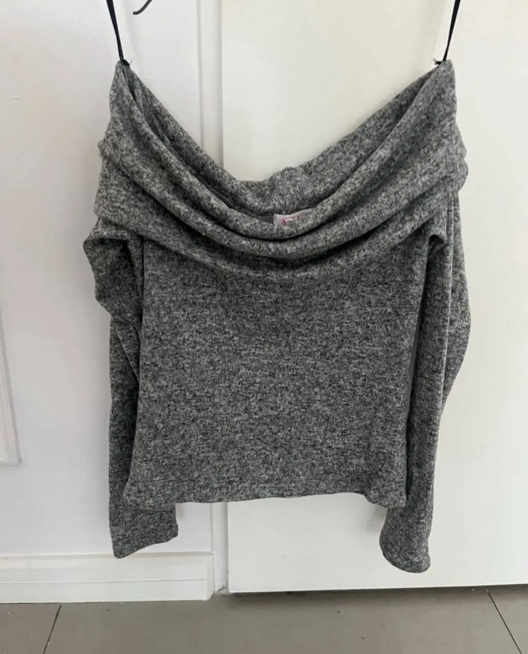 Sweater polera gris de mujer, con cuello alto y mangas largas. Ideal para un look casual y abrigado.