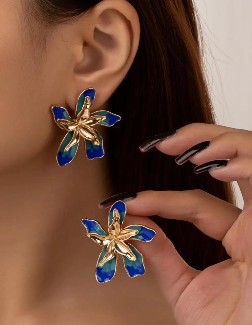 Aros de flores azules y doradas, ideales para darle un toque de color y elegancia a tu look. Perfectos para cualquier ocasión.