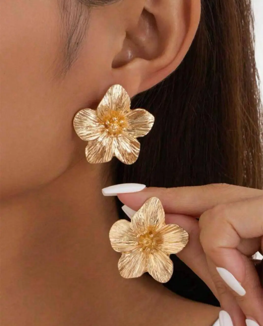 Aros de mujer con forma de flor dorada, ideales para darle un toque elegante y femenino a cualquier look. Perfectos para ocasiones especiales o para el día a día.