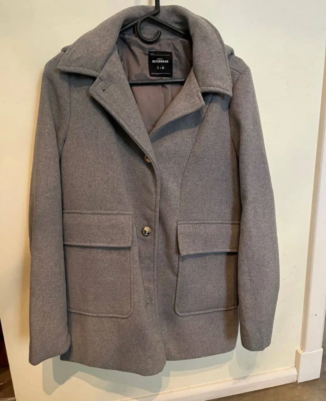 Tapado gris de mujer, con capucha y bolsillos. Ideal para el invierno, abrigo y estilo en una sola prenda.