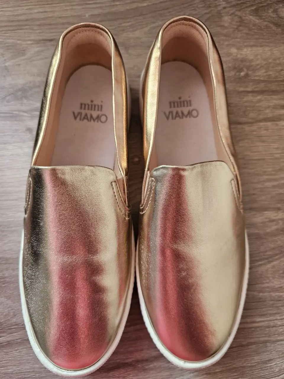 Zapatillas slip  doradas de la marca mini viamo, con suela blanca. Ideales para un look casual y cómodo. plantilla 23cm.  ver última foto q tiene una marqueta. tienen3 hs de uso.