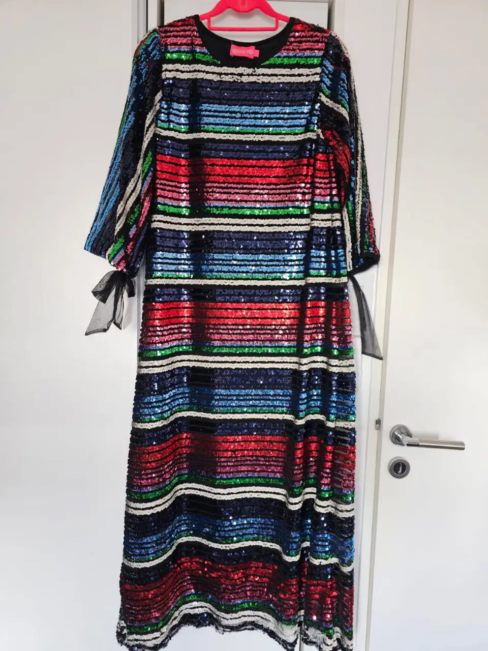 BENITO FERNANDEZ Vestido largo de fiesta con lentejuelas horizontales en múltiples colores. Mangas largas con detalle de lazo de tul negro en los puños. un solo uso.  Hombros: 37cm, sisa 47cm, cadera 54cm, largo 131 cm, manga 47cm