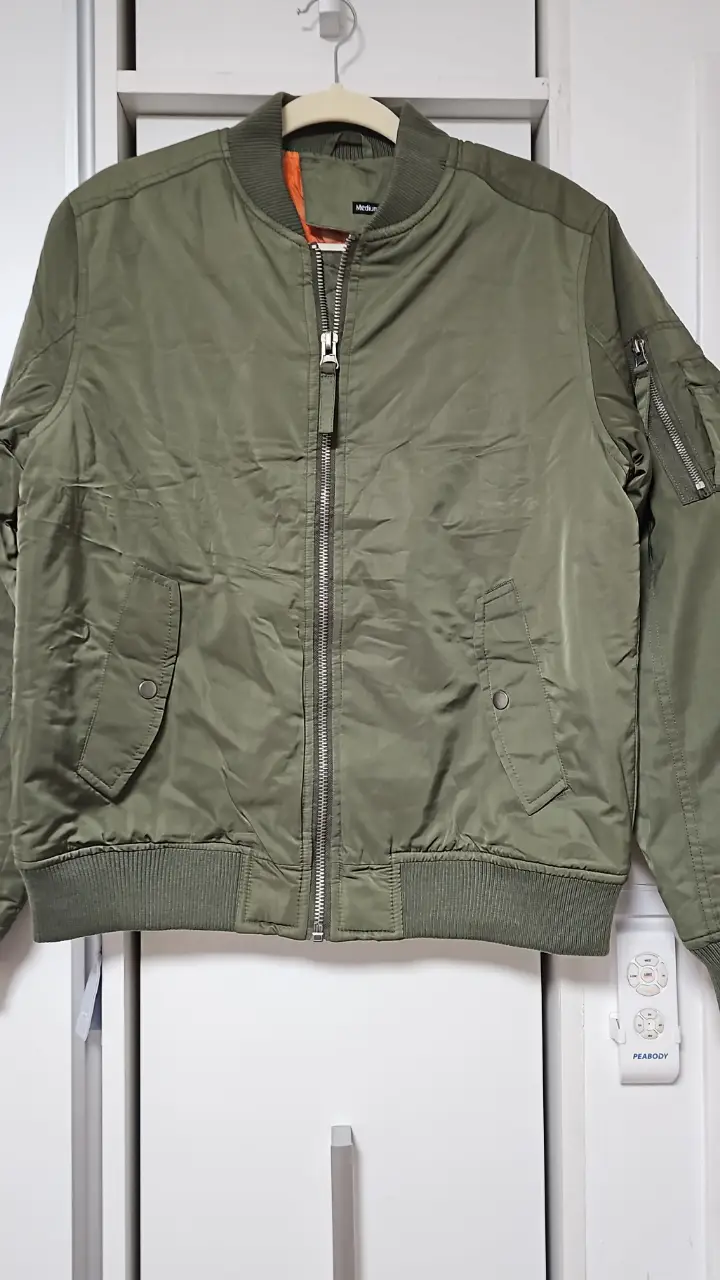 Campera bomber verde militar, ideal para un look casual y canchero. Confeccionada en material resistente, cierre frontal y bolsillos funcionales. Perfecta para el día a día. Hombros 44cm Sisa 54cm  Largo manga 67cm Largo total 68cm