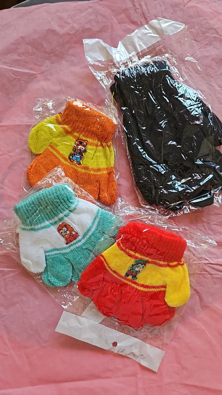 Pack de 3 pares de Guantes pequeños  para niños, con detalles de dibujos animados. Ideales para el invierno. De regalo un par de guantes para adultos