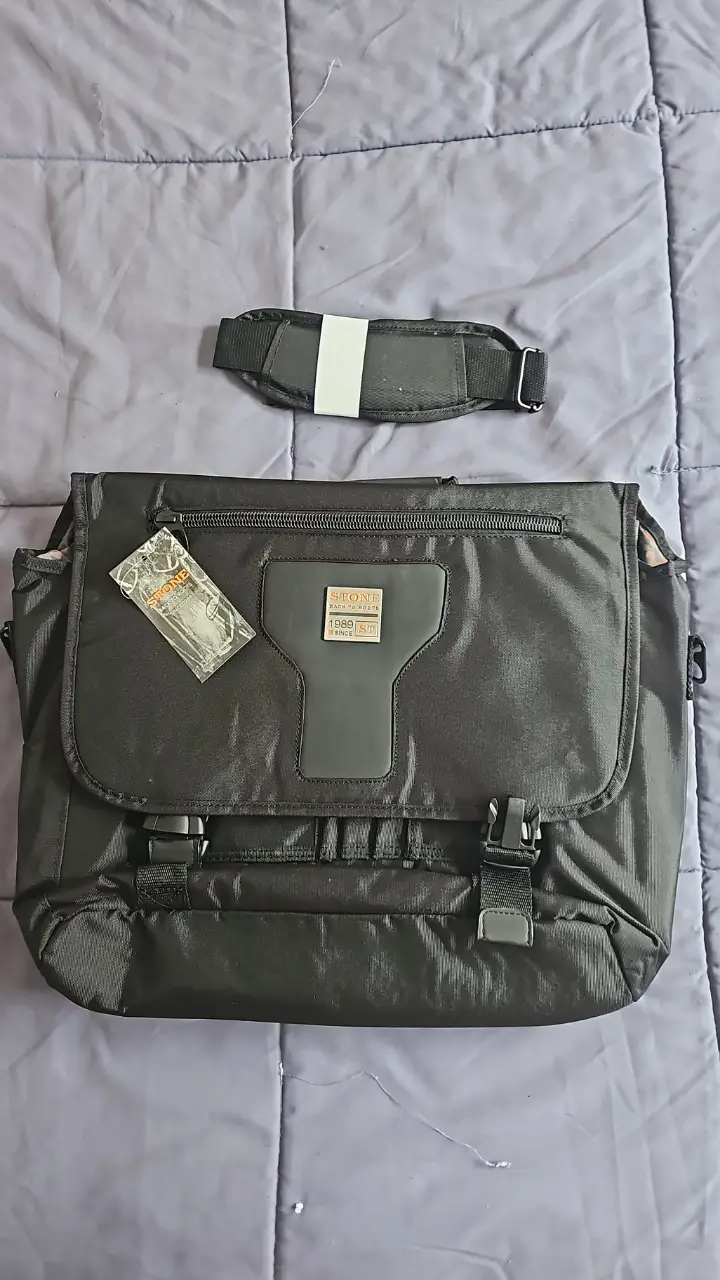 Bolso de hombro negro, ideal para llevar tus pertenencias con estilo y comodidad. Perfecto para el día a día o para viajes. con portanetbook. ancho 40 cm alto 32 cm profundidad 10 cm