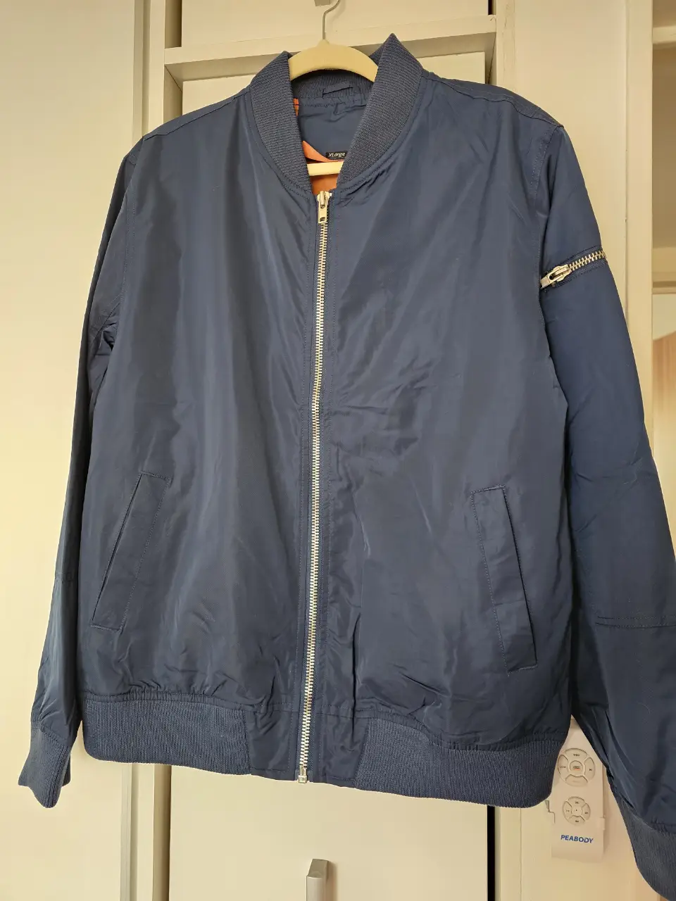 Campera bomber azul marino para hombre, con cierre frontal y bolsillo en la manga. Ideal para un look casual y moderno. hombro 46cm, sisa 60cm, largo total 69, largo manga 67cm