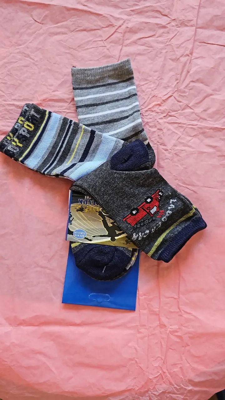 Pack de medias para niño con diseño de camión. Incluye tres pares con diferentes estampados y colores.